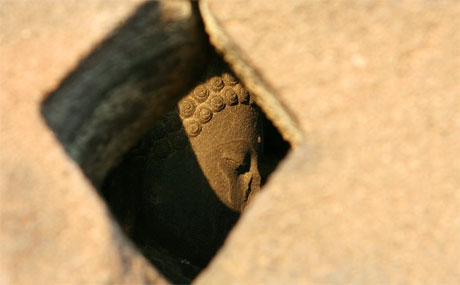 Dans l'intimité d'un Bouddha de pierre