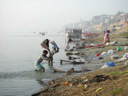 Hommes battant le linge au bord du Gange
