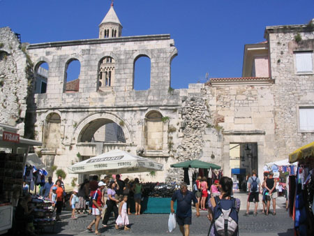 Le marché au pied des remparts