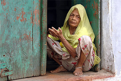 La femme devant leur porte