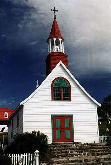 Chapelle de Tadoussac faisant face au fjord du Saguenay