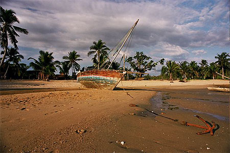 Boutre à marée basse à Ambariomena