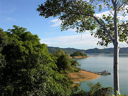 Le lac de Batang Ai sur l'île de Bornéo