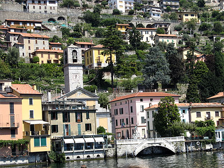 Village au bord de l'eau
