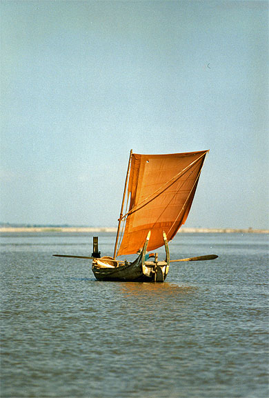 Mandalay. Bateau sur le fleuve.