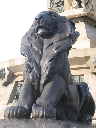 Lion au pied de la colonne à Colomb