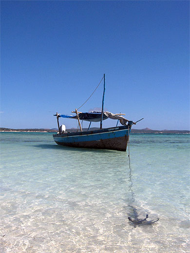 Bateau de pêche sur la mer d'émeraude