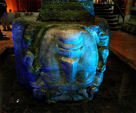 Statue de Méduse inversée - La Citerne Basilique 