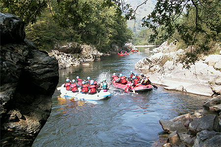 Descente rafting dans la vallée de la Nive au pays basque à Bidarray
