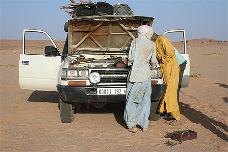 Algérie - Hoggar - Youfaghlal - Panne...