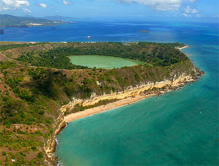 Le lac du volcan Dziani à Mayotte, vue du ciel