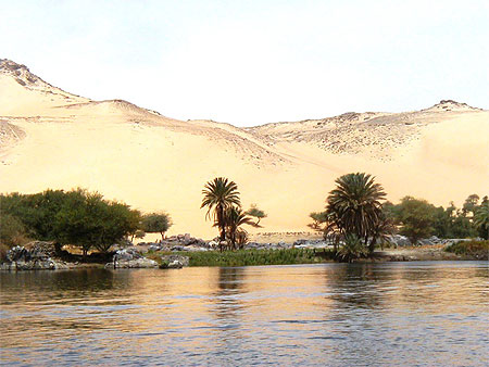 Dunes au bord du barrage d'Assouan