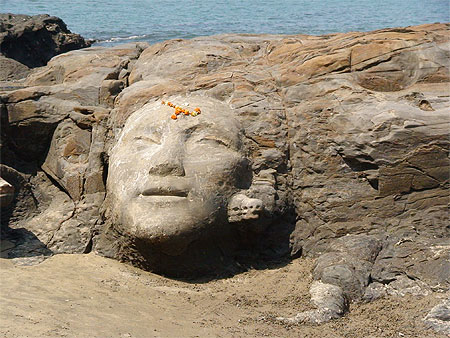 Tête de Lord Shiva sculptée dans la roche