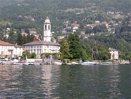 Une Eglise au pied du Lac