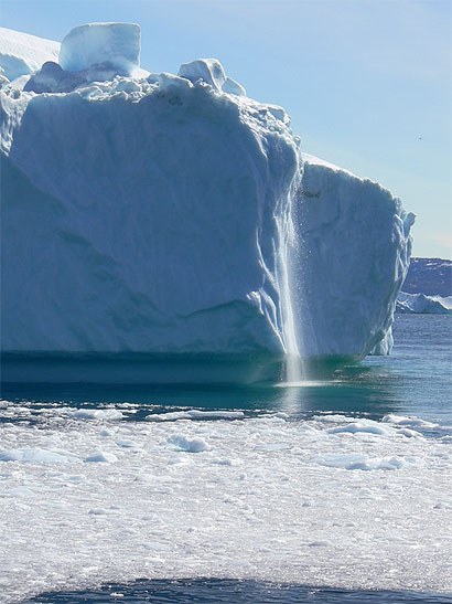 Une cascade sur un iceberg