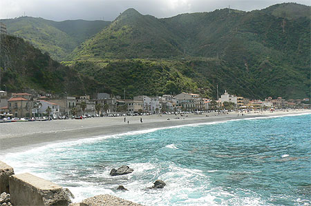 Scilla, paysage typique de calabre : mer et montagne Â© tida ( 118 ...