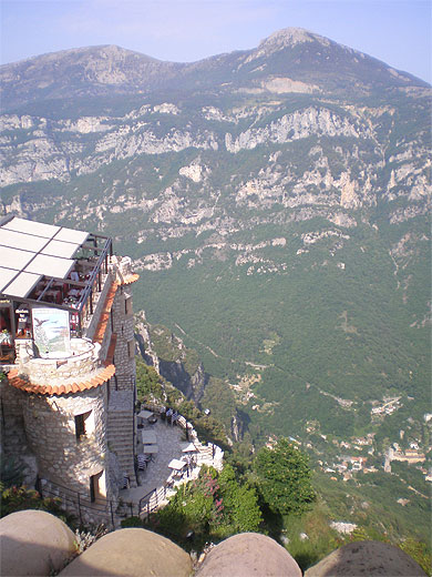 Gourdon vue sur café