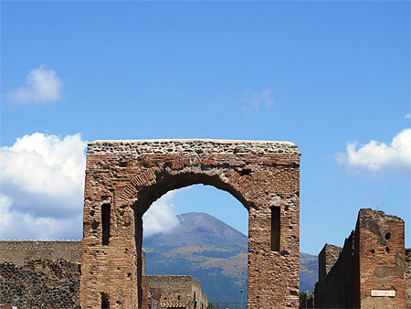 Arc de Caligula et le Vésuve en arrière-plan