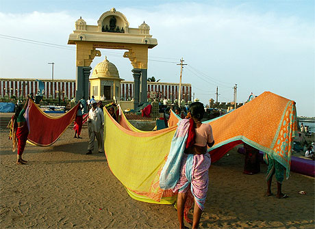 Pliage des saris au Cap Comorin
