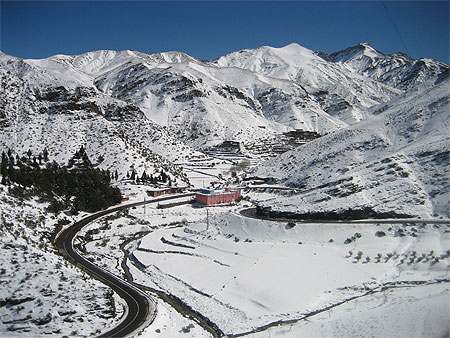 Abandon: route bloquée par la neige au pied du Tizi n'Tichka