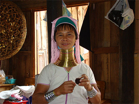 Femme girafle au lac Inle