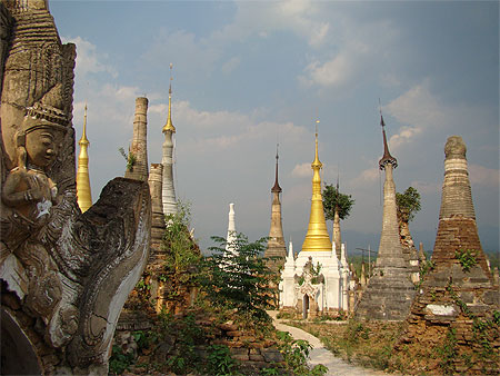 Forêt de stupas au lac Inlé