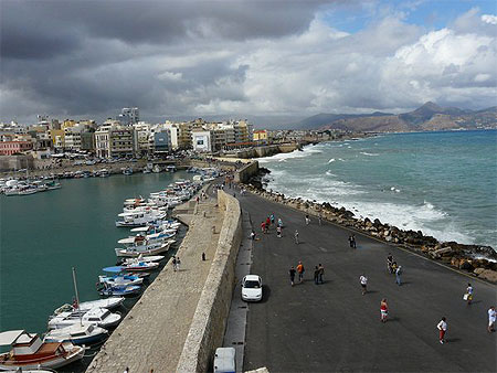 Vue sur Héraklion, le port et la mer
