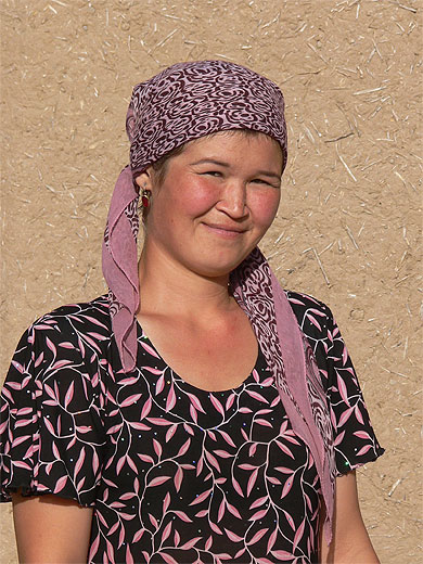 Jeune femme dans un village