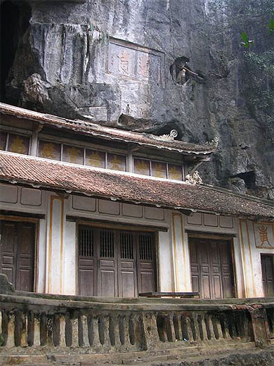 Pagode accrochée à la falaise à Hoa Lu