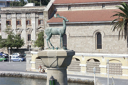 Gardien de l'entrée du port