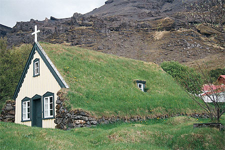 Petite chapelle à toit herbeux