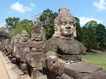 Allée menant à Angkor Thom - Diables