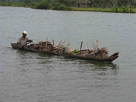 Pirogue sur le canal des Pangalanes