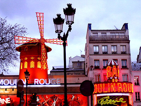 Le Moulin rouge maquillé de lumière