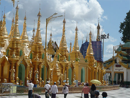 A la pagode Shwedagon