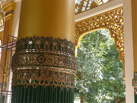 A la pagode Shwedagon