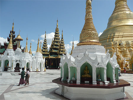A la pagode Shwedagon