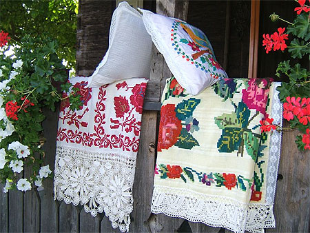 Linge de maison décoré aux broderies locales 