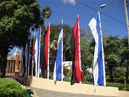 Drapeaux devant la tombe de Carlos Fonseca