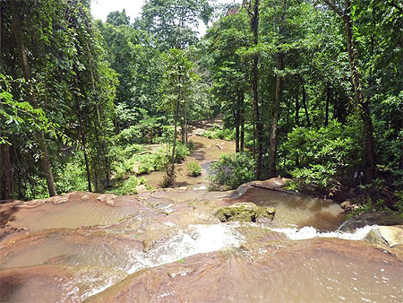 Dans le Namtok Pacharoen National Park Tak, près de Mae Sot