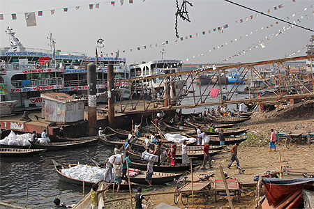 Port de Sadarghat à Old Dhaka