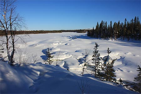 Rivière gelée, frontière entre la Suède et la Finlande