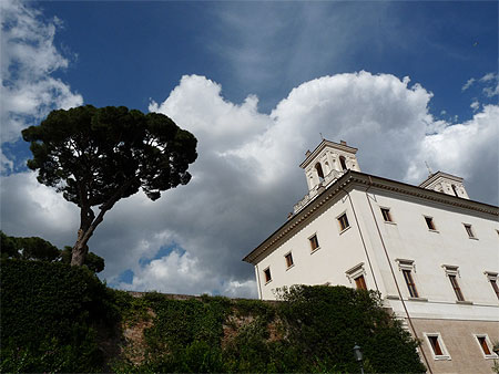 Villa medicis sur fond de nuages