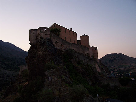 La citadelle de Corte à la tombée de la nuit