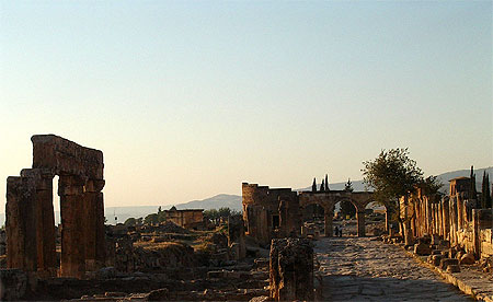 Entrée à Hiérapolis et la porte de Domitien