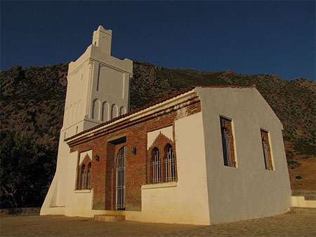 Mosquée perchée en face de la médina 