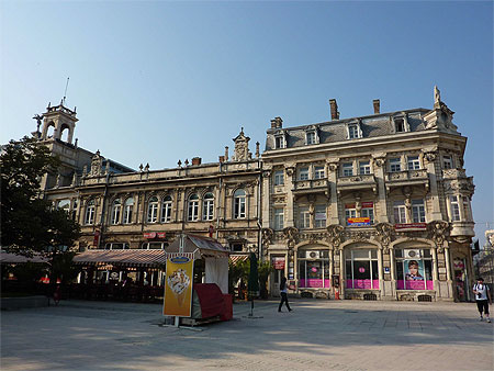 Sur la place centrale