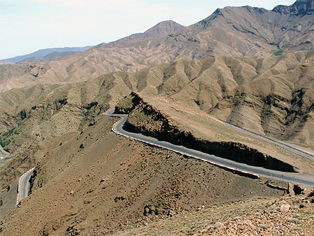Route dans le désert du Maroc