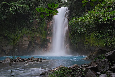 Cascade et magnifique Rio Celeste