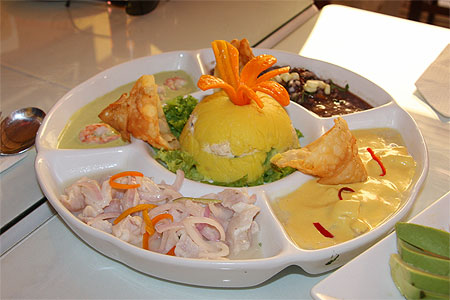 Repas typique, ceviche, crevettes, poisson...